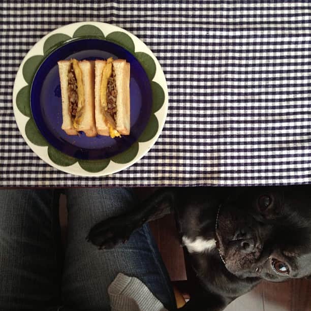 小堀紀代美さんのインスタグラム写真 - (小堀紀代美Instagram)「キンピラを作った次の日のお楽しみはサンドイッチ。トーストしてマヨネーズぬってキンピラを。最近はちょっと甘めの堅焼き玉子焼きと一緒にが好きです。」2月21日 11時57分 - likelikekitchen