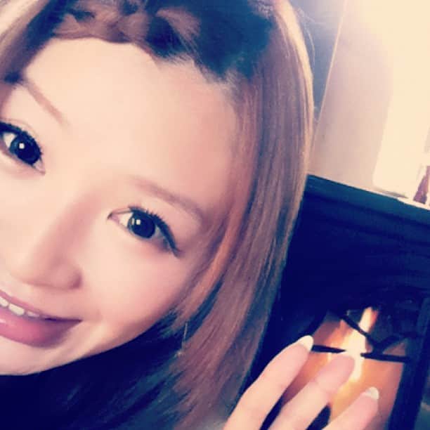手島優のインスタグラム：「暖炉あったかーひ」