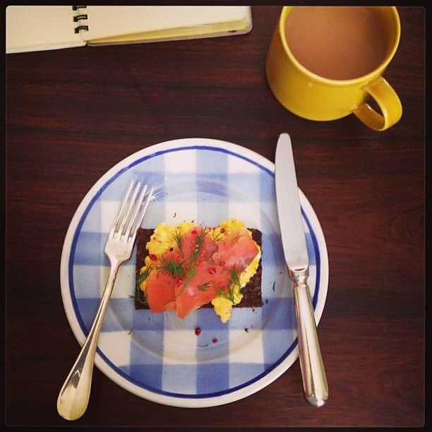 小堀紀代美さんのインスタグラム写真 - (小堀紀代美Instagram)「北欧風オープンサンドを食べながら、北欧の朝ごはんのことを考えてみたり。」1月31日 12時29分 - likelikekitchen