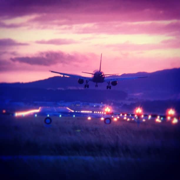 スイス航空のインスタグラム：「Swiss Airbus 320 landing on Runway28 at Zurich Airport」