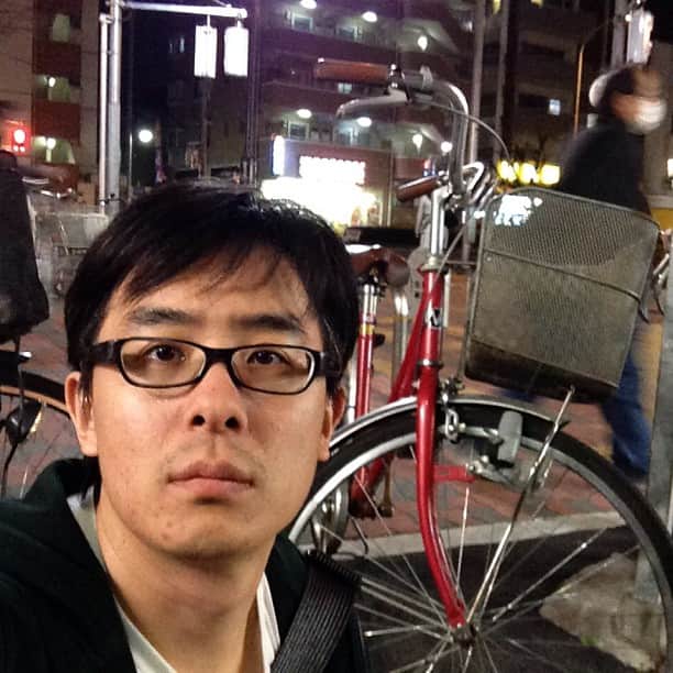 瀬戸弘司のインスタグラム：「要町の路上になんとなく座っている。風が生温くて過ごしやすい。花見したくなってくる。」