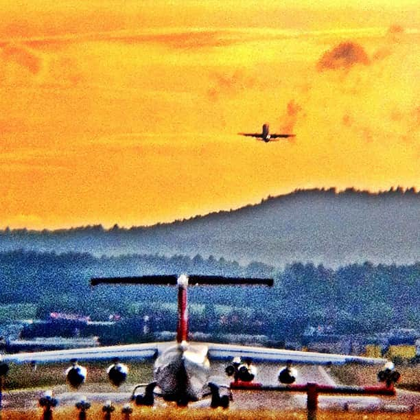 スイス航空のインスタグラム：「Avro100 Jumbolino is ready for take off from #ZRH RWY28 during #Sunset :-)」