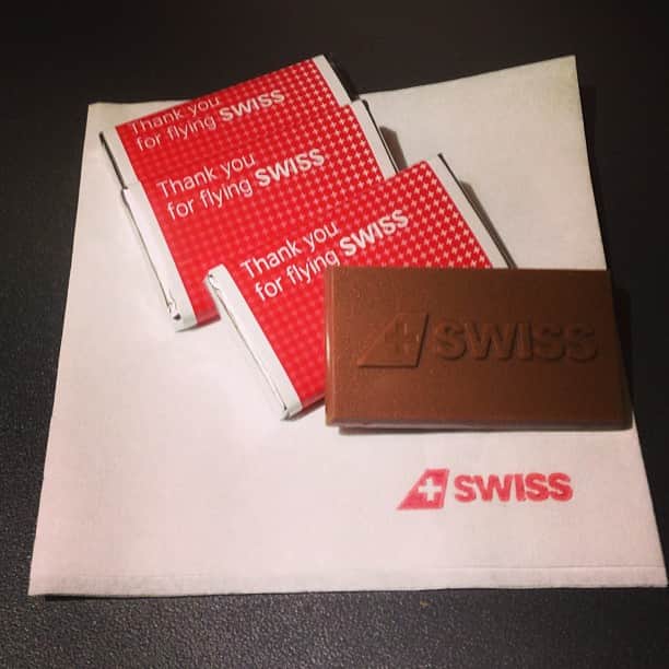 スイス航空のインスタグラム：「Who wants one of the most famous chocolates in the world? @Flyswiss and you'll get one :-) #avgeek #avporn #aviation #swiss #chocolate」