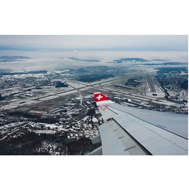 スイス航空のインスタグラム：「Zurich Airport and #Swiss winglet after take off :-) (thanks to @coolplanes for this photo) #Zurich #flyswiss #airbus #wing #fly #sky」