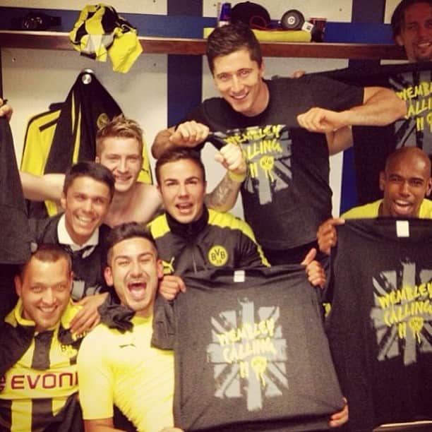 ユリアン・シーバーのインスタグラム：「Ich bin einfach nur stolz!!!:-) 💛#bvb #echteliebe」