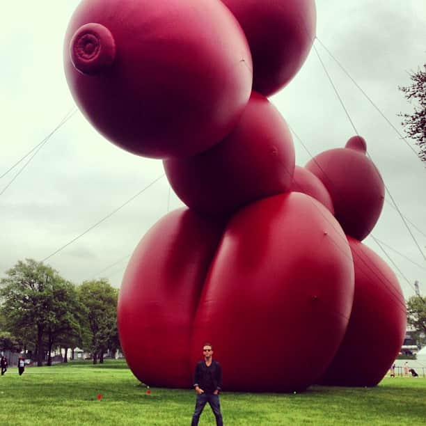 scottlippsさんのインスタグラム写真 - (scottlippsInstagram)「Me and the giant Jeff Koons balloon #friezeartfair」5月12日 1時04分 - scottlipps