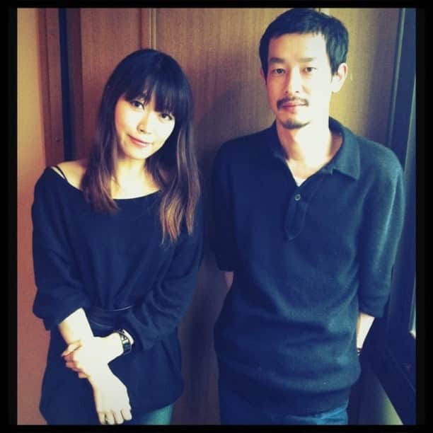 のインスタグラム：「今日は、ディアフレンズに、加瀬亮さんをお迎えしました。昔から大ファンすぎて、内心ガクブルでしたことを、私の、握りしめた手首から、お察しください…」