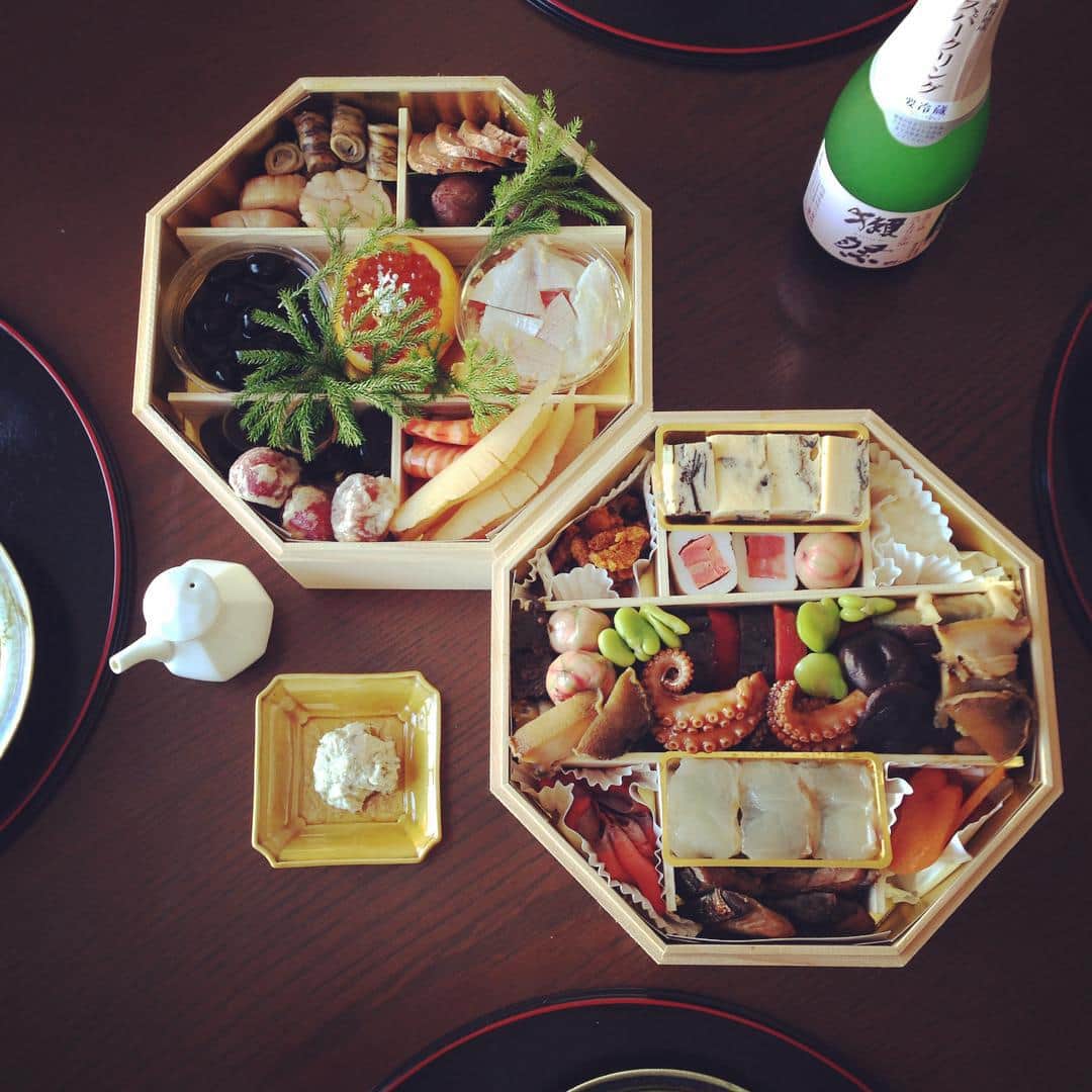 のインスタグラム：「あけましておめでとうございます。 今年もよろしくお願いいたします。穏やかな元日、家族揃っておせちを囲める幸せ。今年はかどわきさんに戻る。獺祭のスパークリングをお屠蘇代わりに。 #元日 #お正月 #おせち #かどわき #やっぱり美味しい #大学生はイケるくち #すっかり嗜好が変わり #煮物滋味溢れるものを好むように」