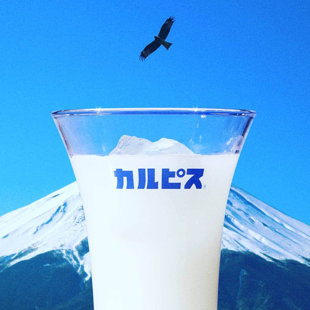カルピス水玉通信のインスタグラム：「あけましておめでとうございます 今年も「カルピス」ブランドのご愛顧をどうぞよろしくお願いいたします。 #カルピス　#HappyNewYear #あけおめ」