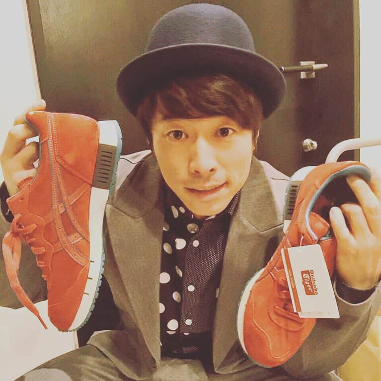 田村淳のインスタグラム：「#OnitsukaTiger をプレゼントしてもらった！ とても良い色٩(ˊᗜˋ*)و  嬉しいね✨✨✨」