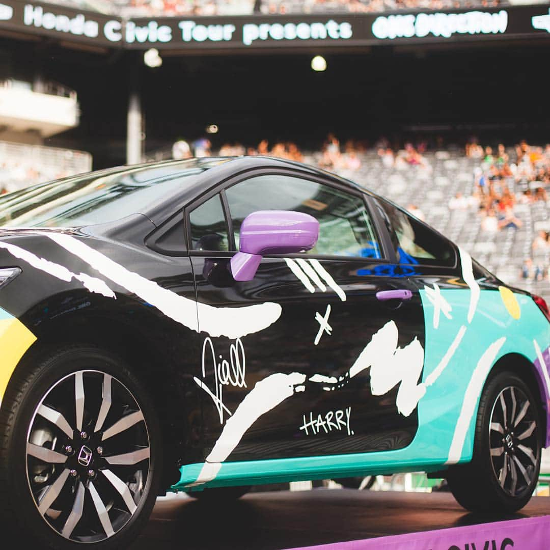 ワン・ダイレクションのインスタグラム：「US fans! There's only 2 days left to enter for a chance to drive off in this custom @honda Civic designed and autographed by 1D. Don't miss out!  For your chance to win enter at: Honda.us/1DCivic. @hondastage #HondaCivicTour  No purchase necessary. See full rules for details: Honda.us/1Drules」