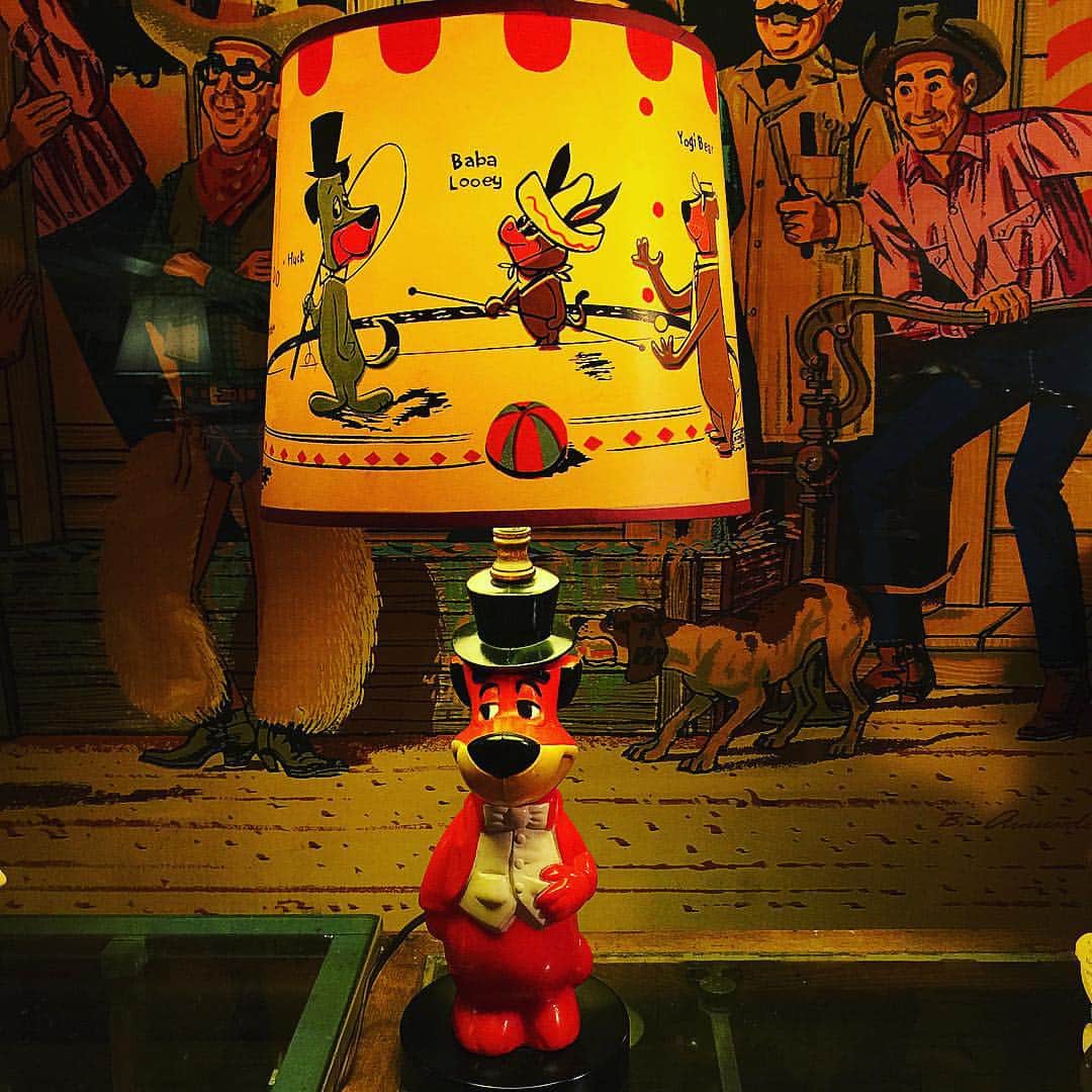 大川知英のインスタグラム：「HANNA BARBERA  HUCKLEBERRY HOUND Vintage Shade Lamp 🇺🇸 やべーのが仲間入り😎  #ハンナバーベラ #ハックルベリーハウンド #シェードランプ #ビンテージ #TOY #後ろのリーバイスバナーもやばい」