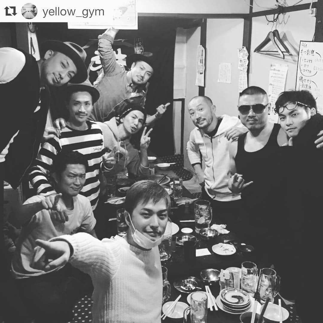 Robert de Boronさんのインスタグラム写真 - (Robert de BoronInstagram)「来年もよろしく！(^_-) #Repost @yellow_gym with @repostapp. ・・・ プライベートで仲良くさせてもらっているみんなと忘年会。 仕事のジャンルは違うけど、助け合いながら高みを目指す良い仲間！  みんな仕事に誇りと情熱を持っていて刺激をもらっています。  この日も仕事のずっと話でした。  違う職業の話を聞けるのはとても貴重な事。  来年も、そしてこれからも宜しくお願いします！  YELLOW体操教室(京町店) 神奈川県川崎市川崎区京町1丁目17-13 KORCハイム1F TEL 044-589-3875 MAIL info2yellow@gmail.com HP http://yellow-gym.net Facebook  https://www.facebook.com/yellowgym?notif_t=fbpage_fan_invite  #gymnastics #kids #子供 #赤ちゃん #体操教室 #エアートランポリン #ロンダート #バク転 #体操 #宙返り #逆立ち #倒立 #運動能力の向上 #八丁畷 #京町 #川崎 #神奈川 #川崎新町 #体操選手 #yellow体操教室 #イエロー体操教室 #トレーニング #八丁畷 #京町 #川崎 #神奈川 #川崎新町 #体操選手 #yellow体操教室 @rofltokyo @robertdeboron @50caliber」12月30日 18時16分 - robertdeboron