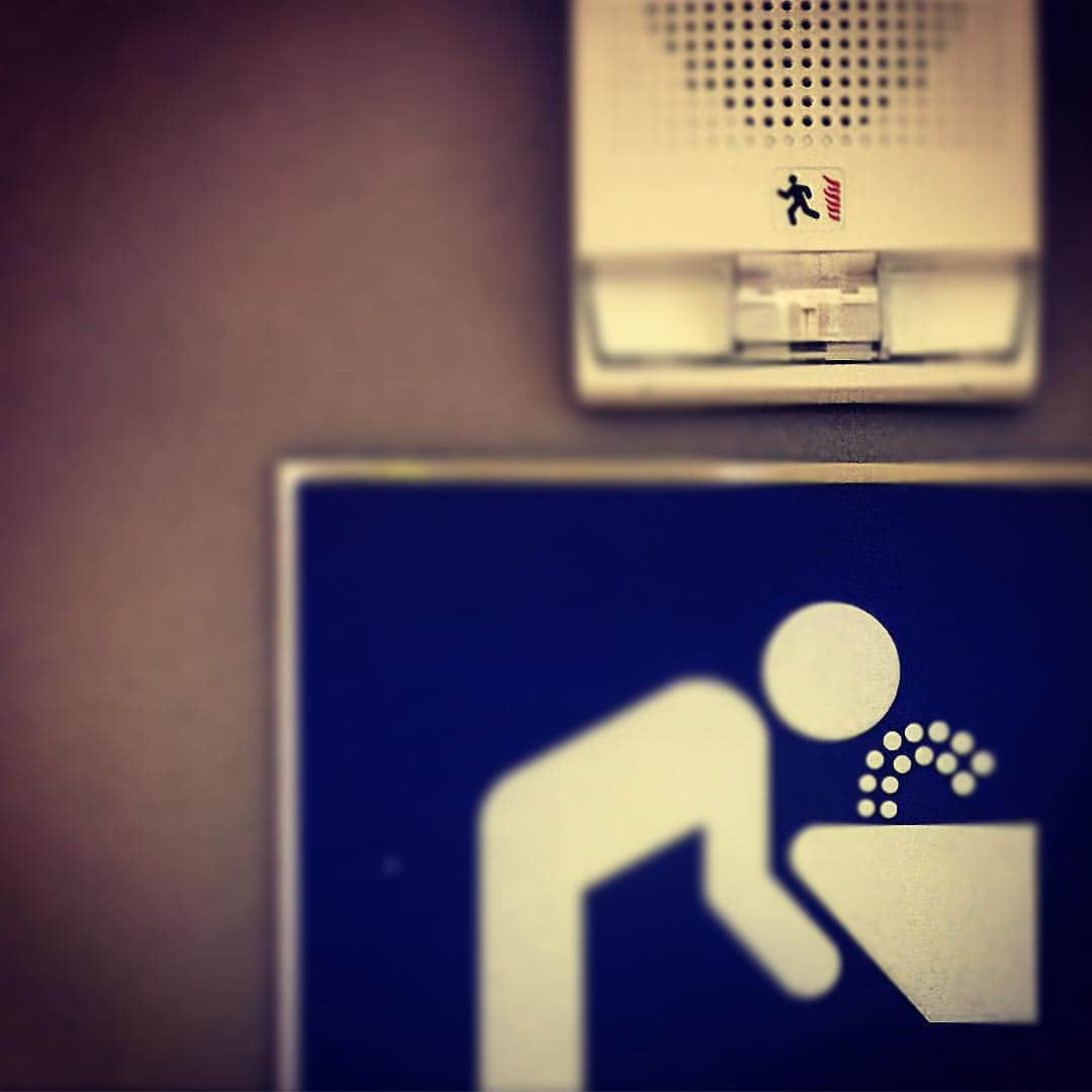 ジェイソン・リッターのインスタグラム：「Gary, overworked and on little sleep, is shocked at the horrific fantasy that leaps into his mind while he takes a drink of water. He reassures himself that no one can see inside his mind, but hopes if anyone could see his thoughts that they would understand it was more about getting out of work and not at all about anyone getting hurt. And because he's just really, really tired. Walking back to his desk, he wonders to whom he just felt the compulsive need to defend and justify his thoughts, but he never questions the necessity to do so. (2015)」