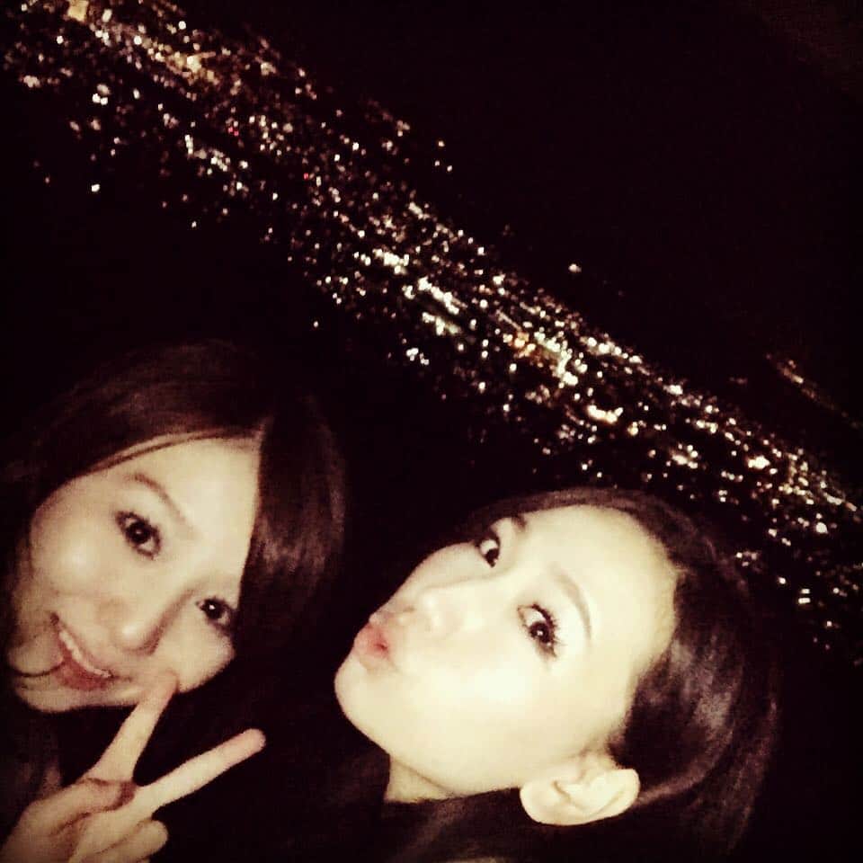 佐山愛のインスタグラム：「行き当たりばったりなドライブで来てみーた❤️ やっぱりここ最高♪♪ 夜景も星空も綺麗❤️ #ヤビツ峠 #夜景 #新年早々ドライブ #走り屋さんいっぱい #女2人ラブたちだけ #ふみえがラブに落ちた夜 #男前なラブ #男子力 #トレンディ佐山 #withエロ社長秘書のふみえ」