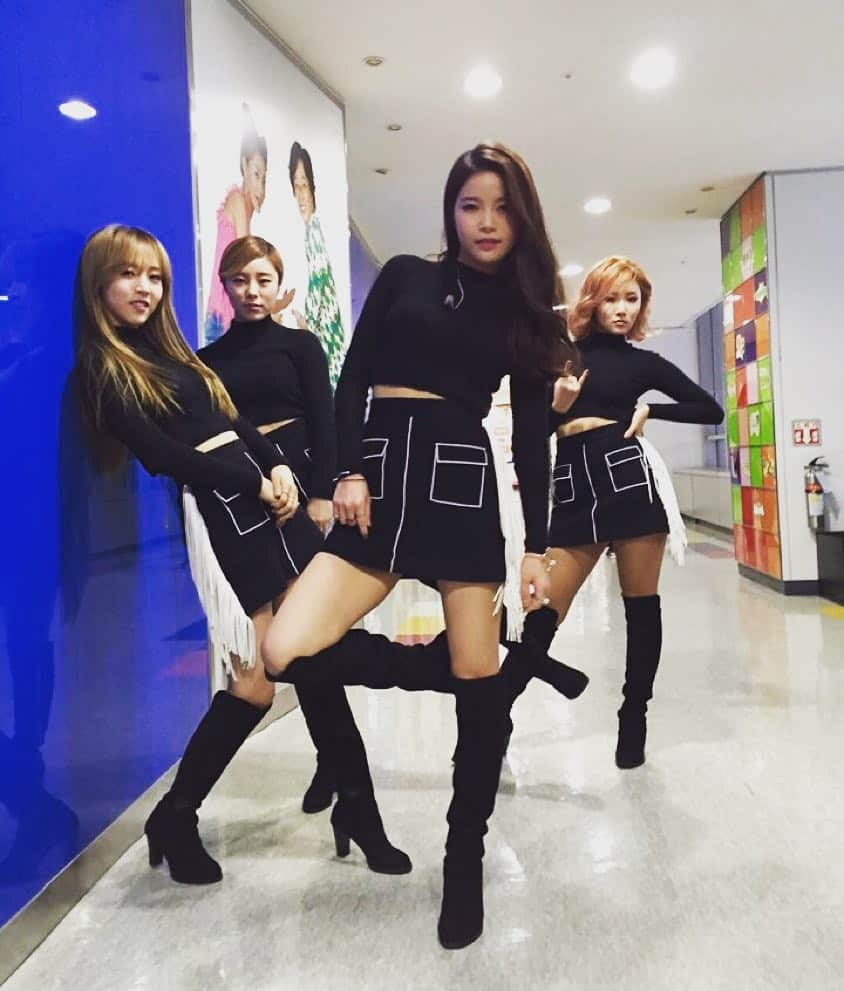 Mamamooさんのインスタグラム写真 - (MamamooInstagram)「#마마무 #MAMAMOO #솔라 #문별 #휘인 #화사 2015년 큰 사랑 감사합니다. 2016년도 마마무의 한 해가 시작된다아~~~ Are you ready????」12月31日 22時22分 - mamamoo_official