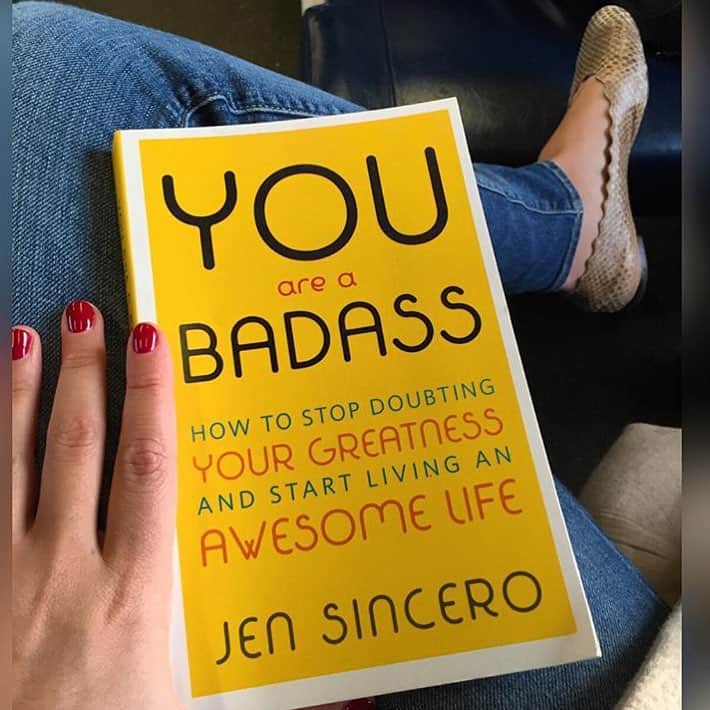 キットソンのインスタグラム：「Loving @tam_jam89 relaxing with her book from Kitson 💕 You are a badass! 💕 #feature #thisiskitson #girlswhoread」