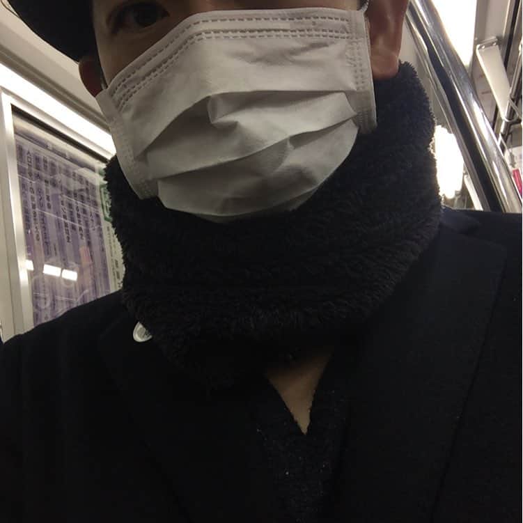 坂東亀三郎さんのインスタグラム写真 - (坂東亀三郎Instagram)「VネックセーターのV部分が全く防寒されとらん！！」12月8日 9時51分 - otowayabando