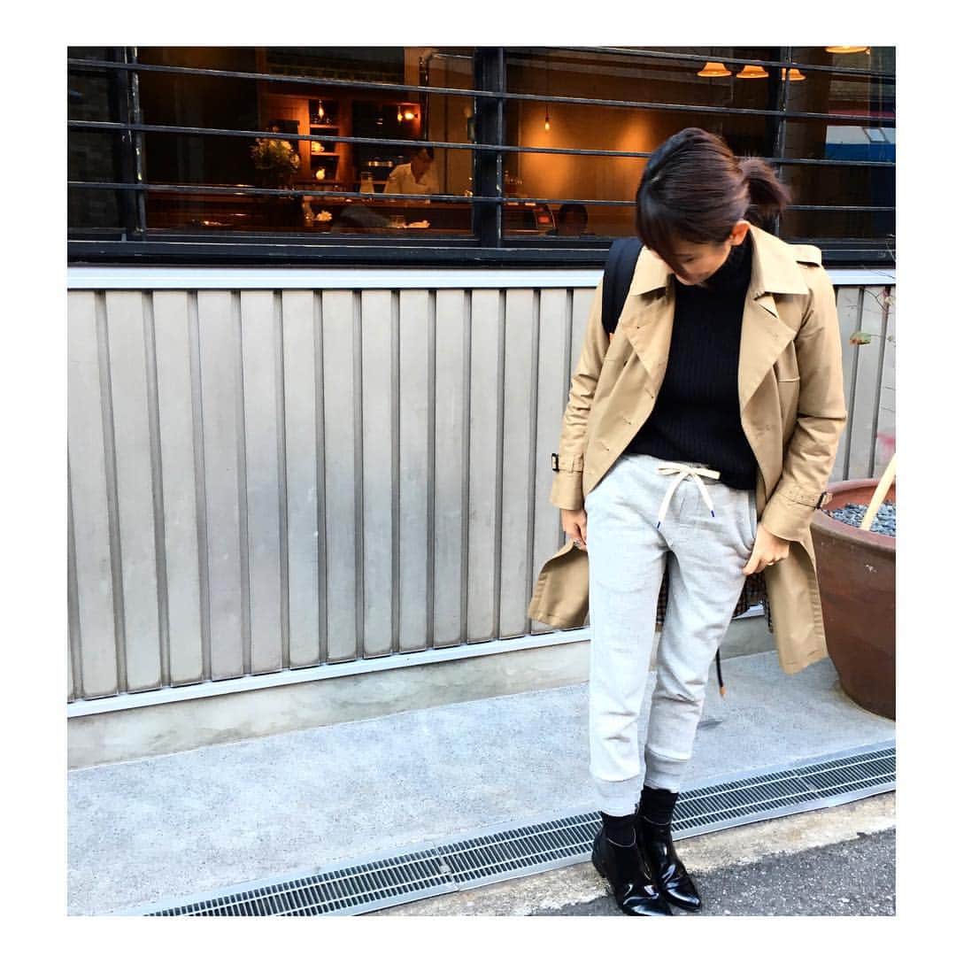 中本千尋さんのインスタグラム写真 - (中本千尋Instagram)「打ち合わせに @zeniya_cafe へ♪  trench coat : Aquascutum knit : UNIQLO sweatpants : @turn_me_on_2002  boots : GAP」12月8日 16時32分 - chihiro_nakamoto
