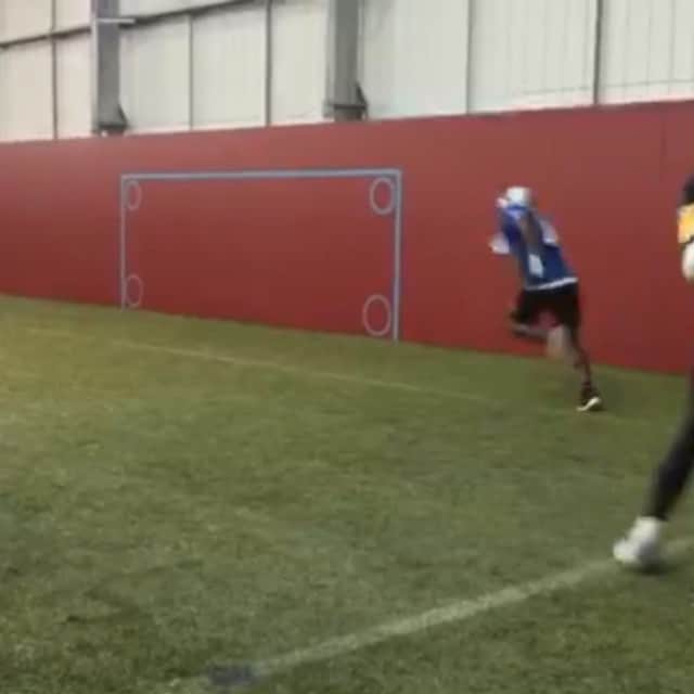 ヨレス・オコレのインスタグラム：「Some after training fun with my bro Big Ben.. My catch is good enough for at NFL trail, Odell Beckham Jr and Dez Bryant got nothing on me😂😂 #hardknocks her I come #NFL #avfc」