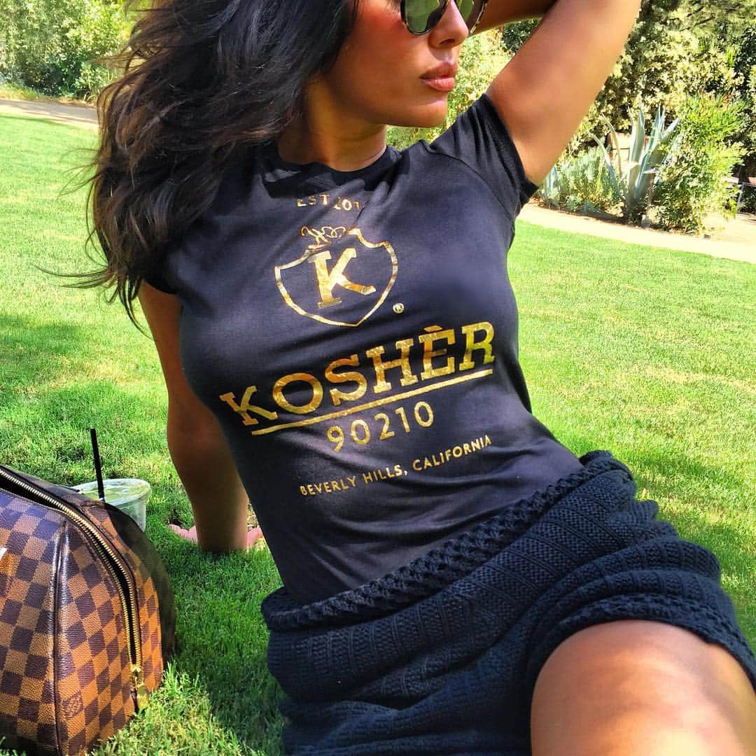 キットソンのインスタグラム：「Keeping kosher never looked so good. Celebrate Hanukkah in style with @kosher90210. Available @kitsonla Melrose and other select locations. Shop in store now for 30% off all clothing and shoes! #beverlyhills90210 #kosher #happyhanukkah #thisiskitson #kosher90210apparel」