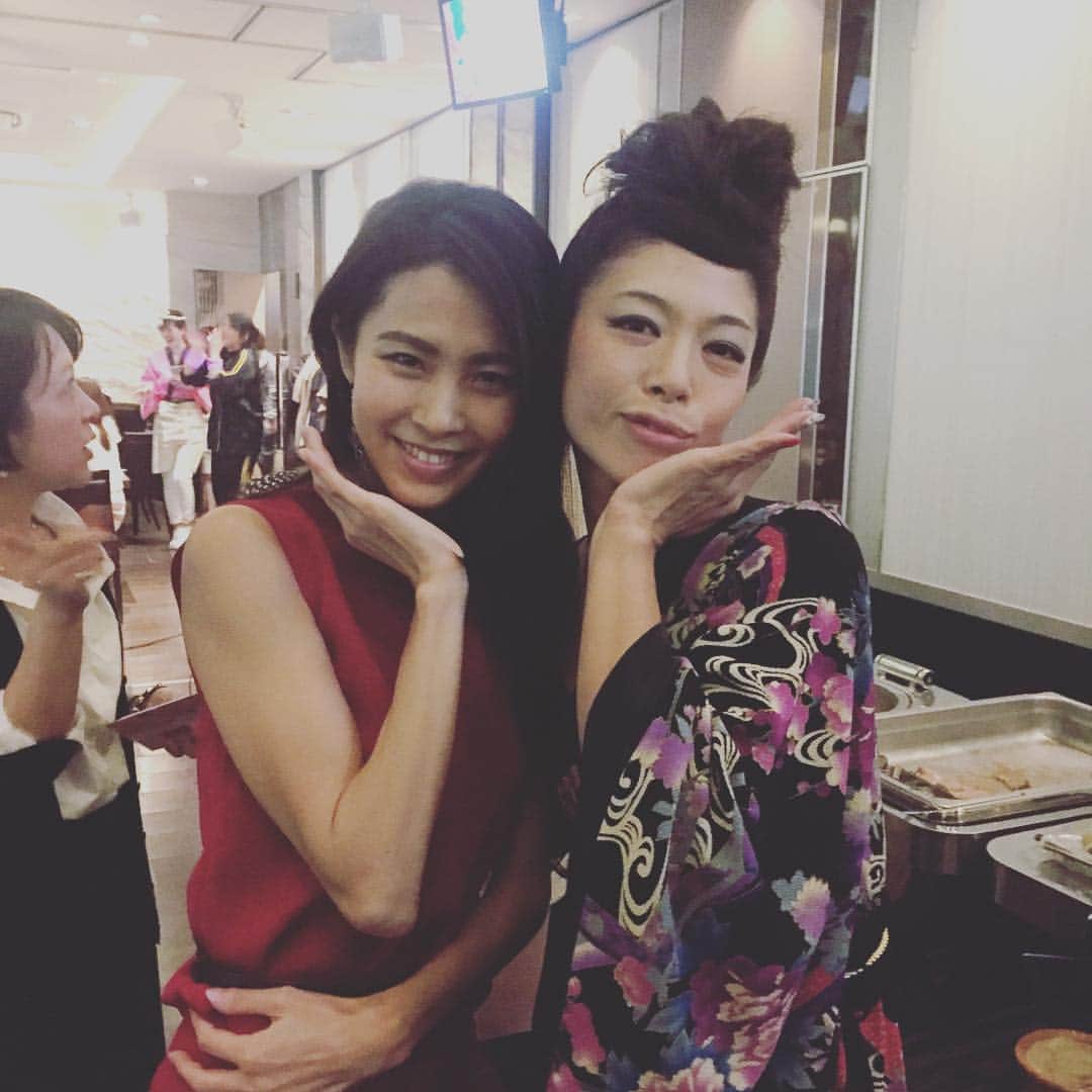 のインスタグラム：「同期のゆっきー カラオケで演歌がめちゃ上手でした 会えて嬉しかった〜  #美ST #忘年会 #カーニバル美魔女 #美魔女 #アラフォー #演歌 #拳効いてます #わたし眉毛濃い」