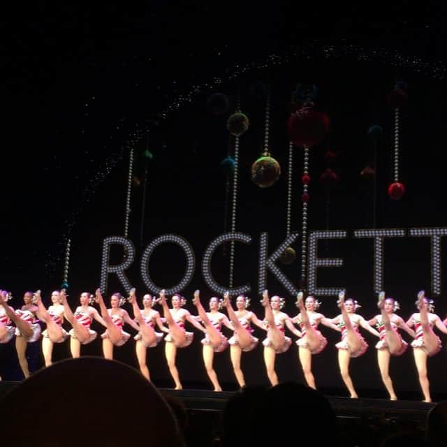 彩星りおんのインスタグラム：「FOREVER ROCKETTES✨✨✨ 遂にRadio Cityで観劇😍✨👯 撮影可能だったので撮りました👌🏻 #radiocity#christmasspectacular#rockettes#nyc#newyork#ロケッツ#ラインダンス」