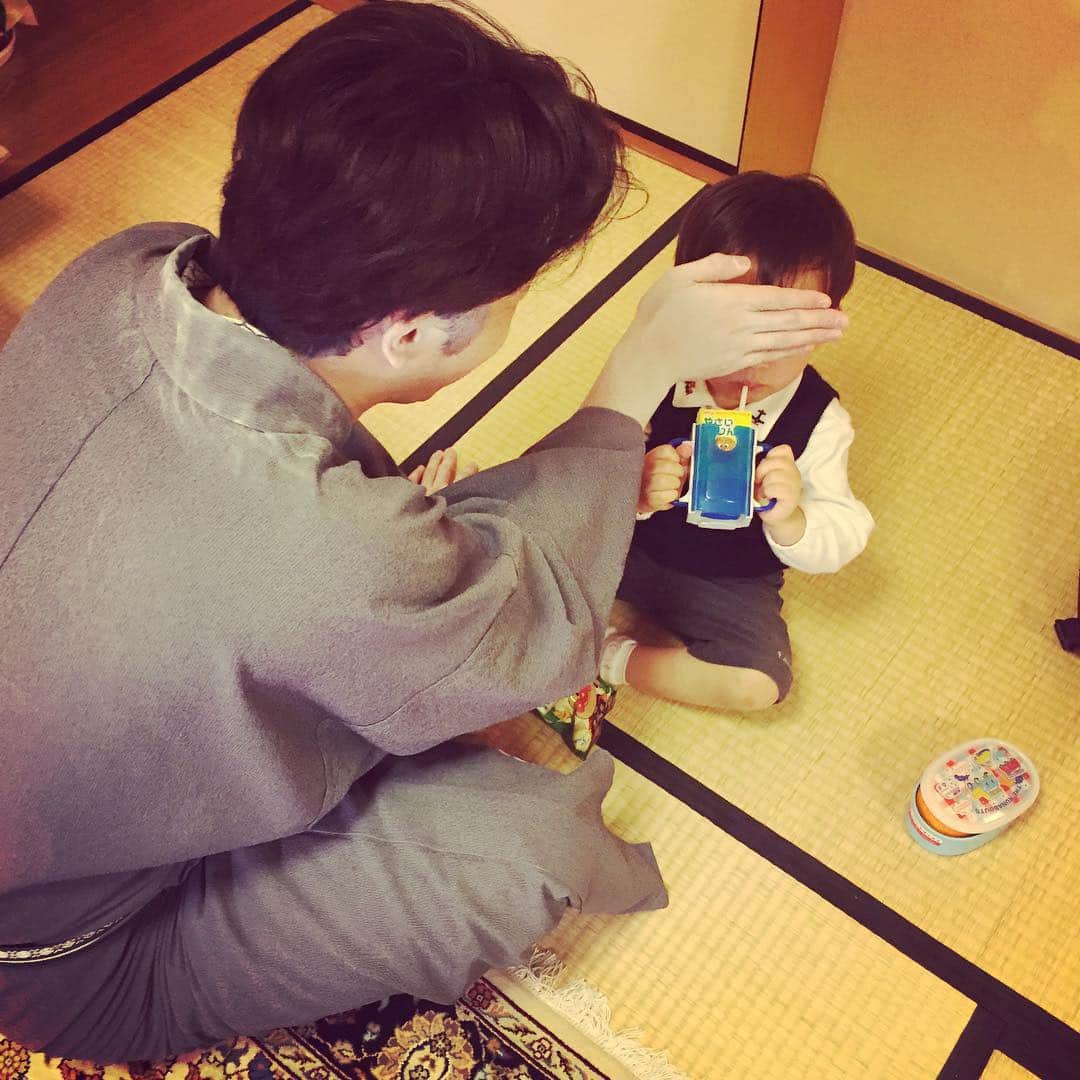 坂東亀三郎さんのインスタグラム写真 - (坂東亀三郎Instagram)「倅マン in 歌舞伎座 着くなりモニターで「重戀雪関扉」に釘付けからの松也さんの楽屋でおやつタイム。ちゃんと顔を隠してくれる優しい松也さんに、アンパンマンクッキーを一つあげてました。 #倅マン #尾上松也 #歌舞伎座」12月10日 15時15分 - otowayabando