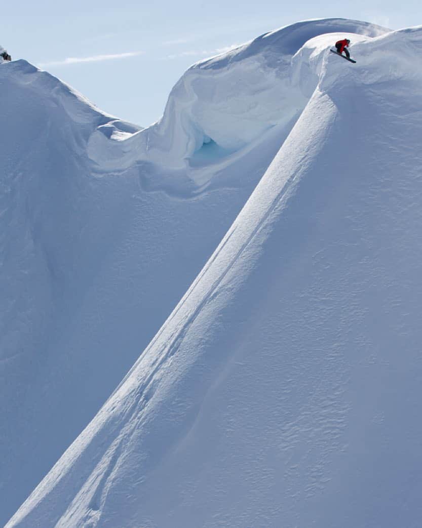 TransWorld SNOWboarding Japanのインスタグラム：「果たして、どこまで落ちていくのだろう。 rider: @patmoore location: Tordrillo Mountains, Alaska, USA photo: Ashley Barker(@barkerfoto) #SNOWBOARDINGPLUS #TRANSWORLDJAPAN #snowboarding #snowboard #スノーボーディングプラス #トランスワールドジャパン #スノーボーディング #スノーボード」