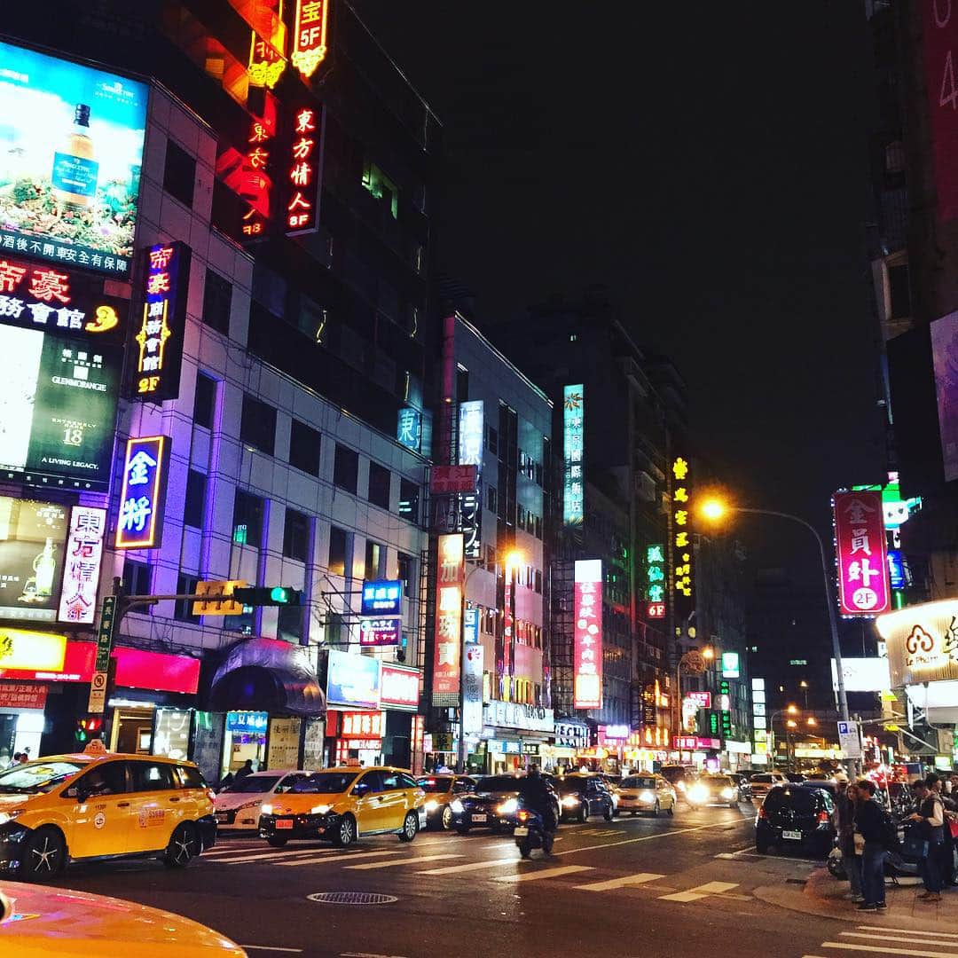 秋元玲奈さんのインスタグラム写真 - (秋元玲奈Instagram)「台湾🎵 #ニューヨークから #台湾にやってきました #ニューヨークの街並みもいいけど #こういうネオンもなんか好きだなぁ #台北 #taiwan #未来世紀ジパング」12月11日 19時46分 - rena_akimoto