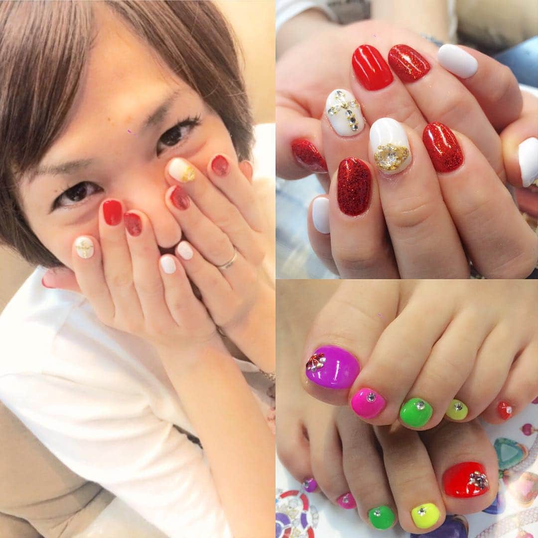 高橋みゆきのインスタグラム：「ハンド&フットネイル💅ずっと大人しめだったから💨今回はちょっと明るめに😆✨ #表参道 #ネイル #lavivi #赤 #白 #ネオン #明るい色は #気持ちまで明るくなる #スッピン #シンネイル」
