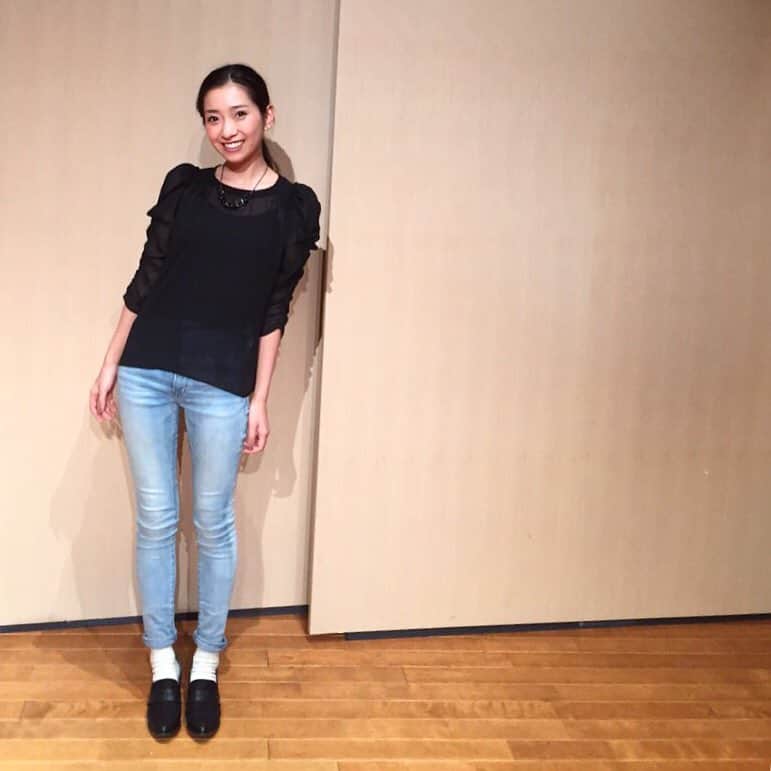 Choicerishのインスタグラム：「このトップス久々に着たらやっぱり可愛かった♡ ちょっとドレッシーなトップスにデニムで着崩すの好き( ˭̵̵̵̵͈́◡︎˭̵̵̵͈̀ )ˉ̞̭ これにレザーJK羽織ってたかな！ tops: だいぶ前の #SLY  デニム: だいぶ前の #emoda  靴: #marieclaire  NC: #rienda  #たいふ前のやつ #OOTD #もっと渋めのデニム履くべきやったー」