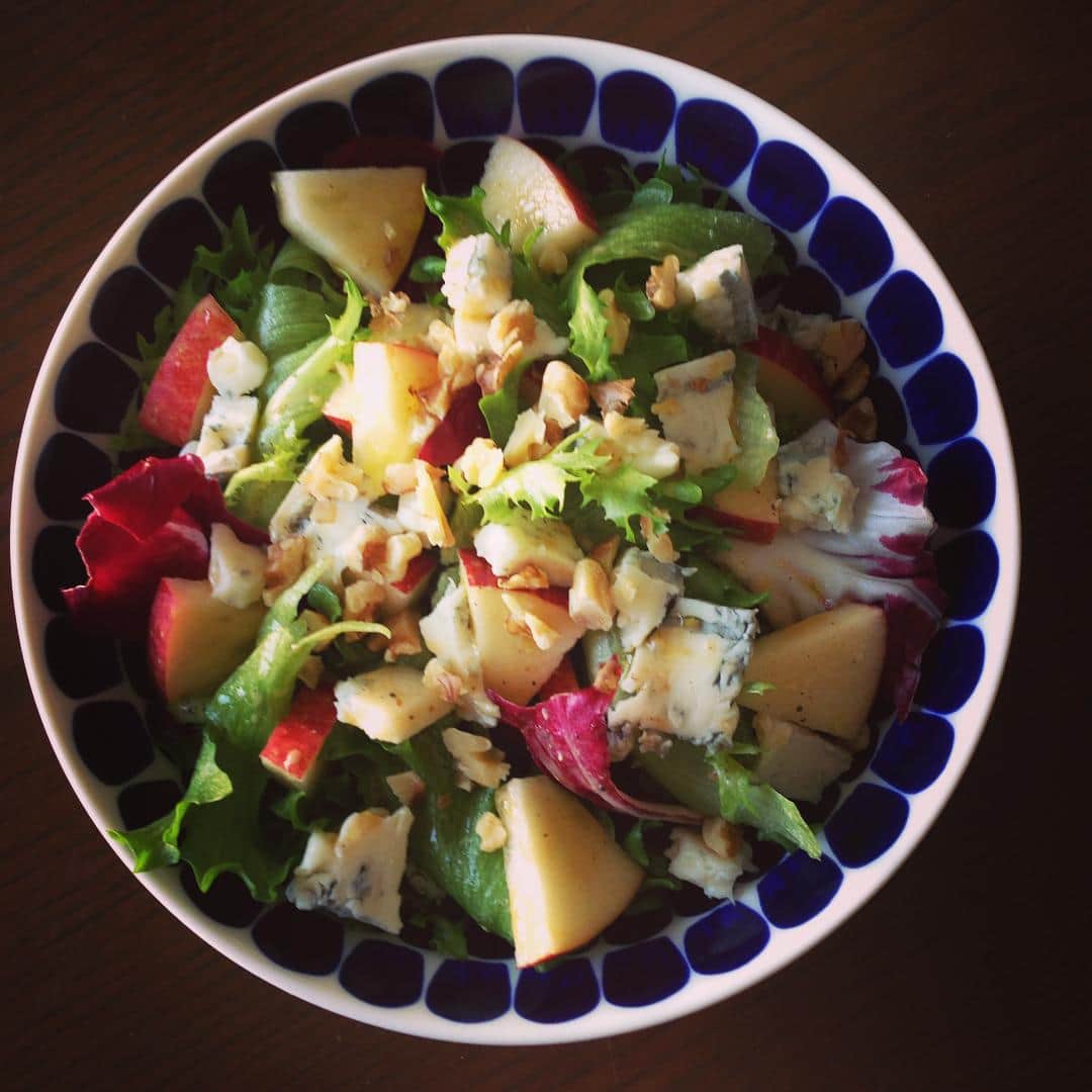 志摩有子さんのインスタグラム写真 - (志摩有子Instagram)「蜜入りの美味しい林檎が届いたのでブルーチーズと胡桃も入れてサラダに🍎ドレッシングはマスタードにワインビネガーとオリーブオイルでシンプルに。 #林檎 #りんご #apple #salad #ブルーチーズ #サラダ」12月12日 12時46分 - ariko418
