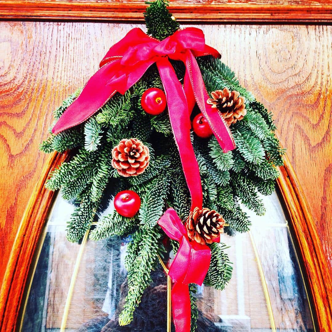 志摩有子さんのインスタグラム写真 - (志摩有子Instagram)「のんびり土曜日。昨日頂いたXmasスワッグを玄関に。オレゴン産のモミがいい香り。一気にクリスマス気分が盛り上がる🎄 #Xmasswag #swag #thx #igusa #クリスマススワッグ #ヴィンテージハウスM #ヴィンテージハウス_m」12月12日 18時50分 - ariko418