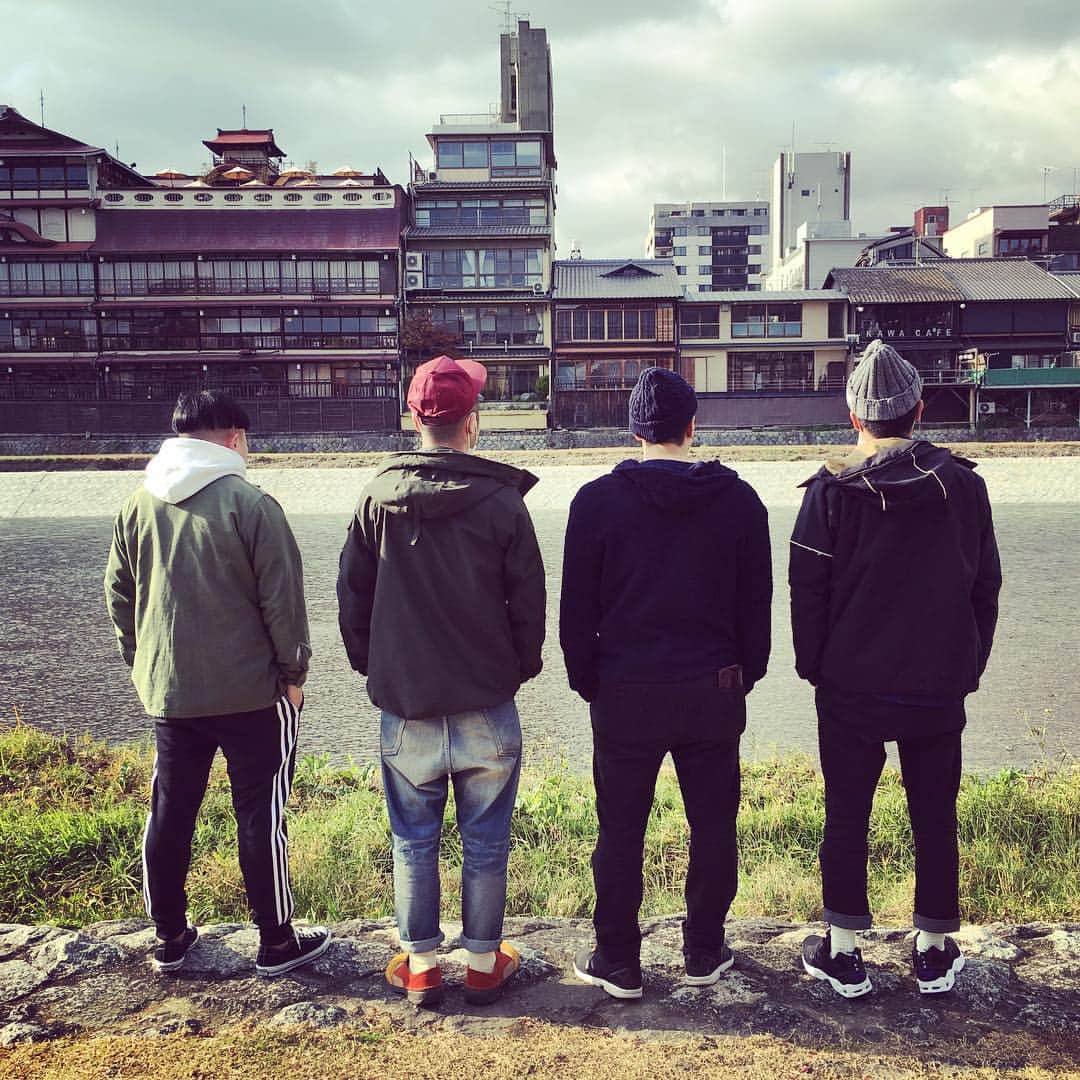 長田庄平のインスタグラム：「アキナさんとぷらり。。 #シソンヌ待ち #鴨川 #ごろん出来るところ探して #走りたくなるね #チョコレートプラネット #アキナ #シソンヌ #チョコンヌ＋アキナ #来てね」