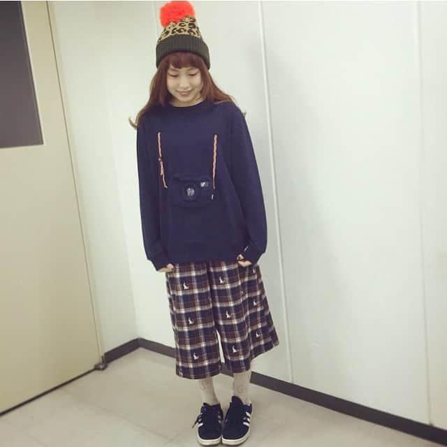 トミタ栞さんのインスタグラム写真 - (トミタ栞Instagram)「#今日のトミタ  #ニット帽 #カメラ付きスウェット #ネネット #チェックパンツ #ガウチョっていうんかな？ #三戸なつめちゃん #コラボ #179wg  #犬柄のタイツ #メルシーボーク #アディダス #adidas」12月12日 23時02分 - tomita_shiori