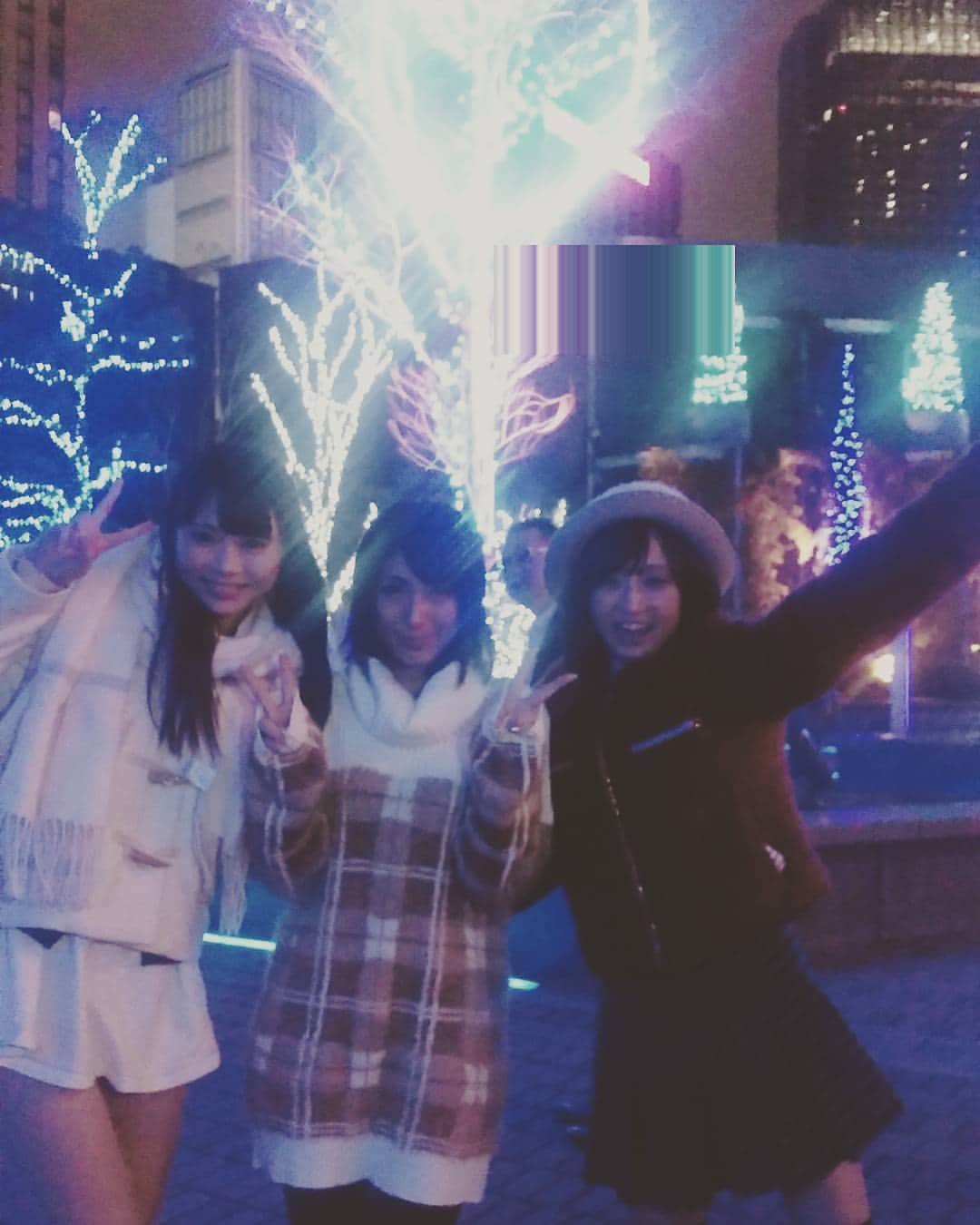 星野ナミのインスタグラム：「イルミネーション✨  #名古屋#最高#あゆみん♡#あいりちゃん♡#さり気なく写りこむヨッシーさん☺笑」