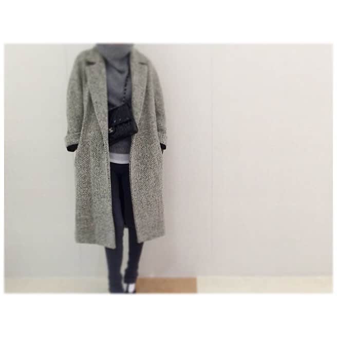 teeemu017のインスタグラム：「#today's#coordinate  #🐭 #ootd#outfit#fashion#code#ファッション#コーデ#コーディネート#シンプル#ママコーデ#ママファッション#プチプラ#着回し#着回しコーデ#ヘビロテ#シンプル#カジュアル#オールグレー#ワントーンコーデ#チェスターコート#モヘアニット#ニットパンツ#maxmara#theory#ホワイト差し#ニットパンツのパッツンパッツン感はコートで誤魔化す#アウター着ない時期は無理なパンツ  明日からまたがんばろう！」
