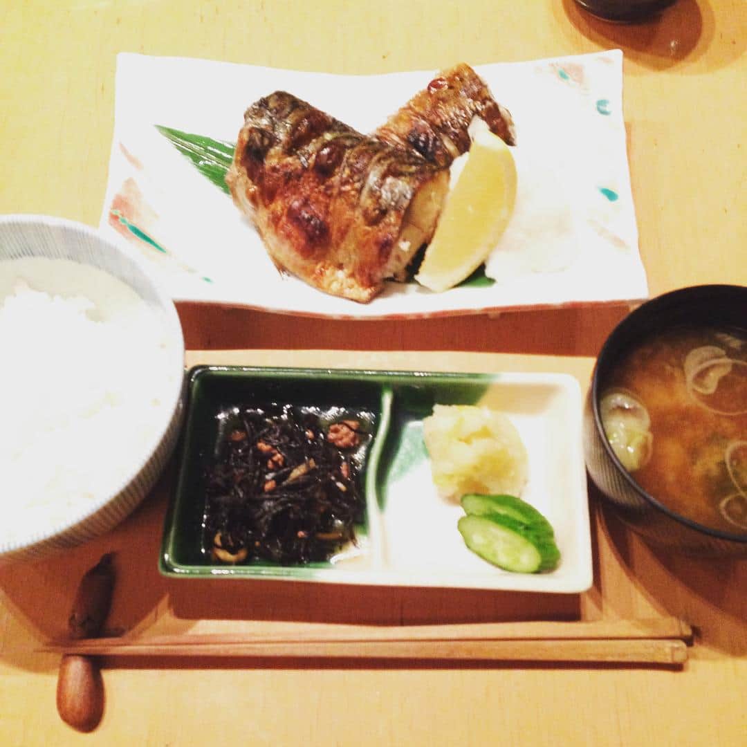 志摩有子さんのインスタグラム写真 - (志摩有子Instagram)「いつ食べても美味しい、やんもの鯖塩焼き定食。ごはんもお味噌汁もおかわりできて、1100円！なんて偉すぎる😭今日もご馳走さまでした。 #ロケごはん #鯖 #鯖塩焼き #定食 #鉄板 #絶品 #ごちそうさま」12月14日 15時51分 - ariko418