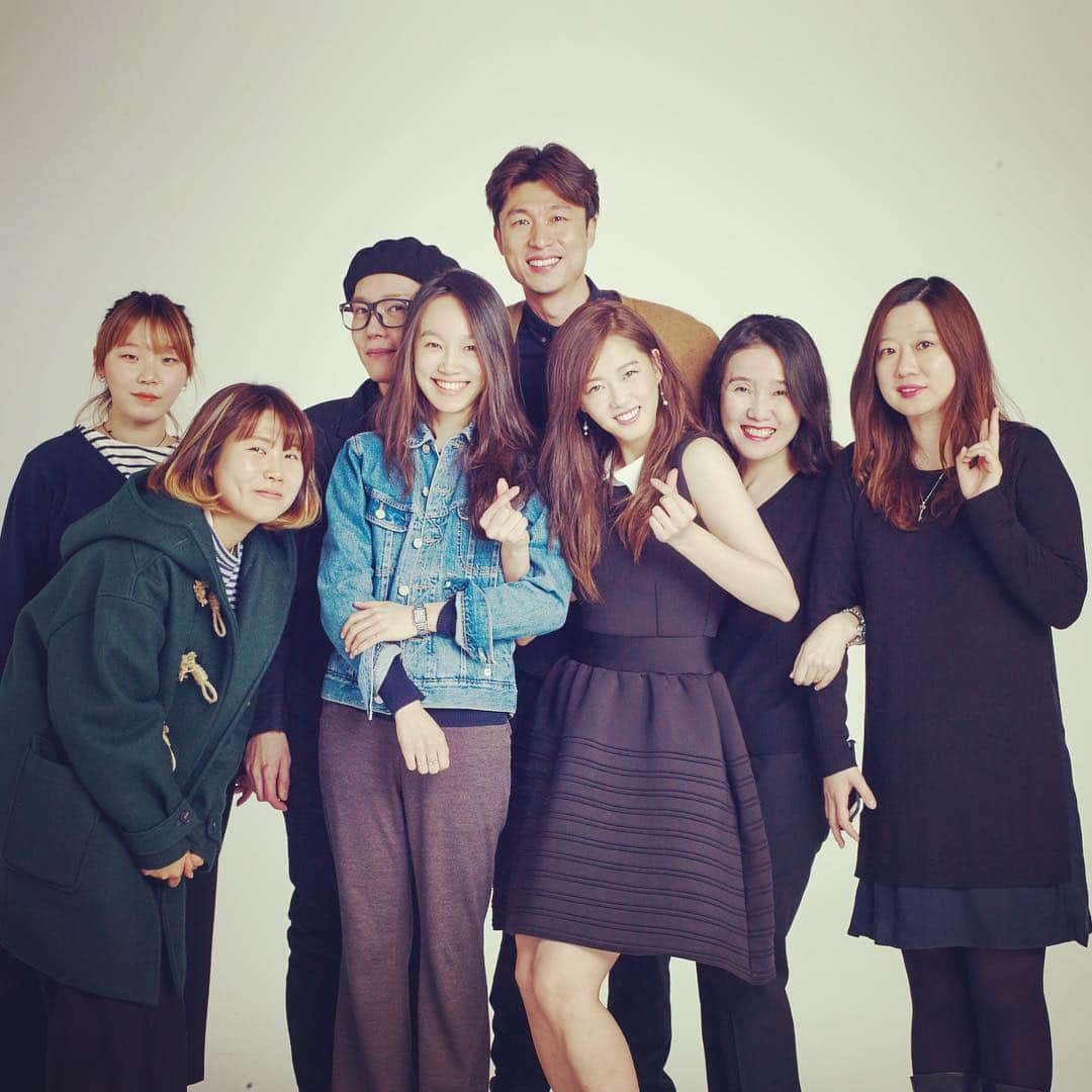 CéCi Koreaさんのインスタグラム写真 - (CéCi KoreaInstagram)「[#CeCiBehind] #쎄씨 촬영장에서 진행되는 소소한 모먼트를 공개합니다👀. 그 첫번째는 2016년 1월호 커버걸 고아라와 촬영 후 찍은 단체컷. 촬영이 즐거웠거나 혹은 아주 고생스러웠을 때 에디터들은 이렇게 단체컷을 찍습니다😁 이번 촬영은 전자👏 손가락 하트를 날리는 저 쿨한 모습에 누가 반하지 않을 수 있을까요😍 #photographer #안주영 #makeup #손대식 #hair #이혜영 #editor_김편 #editor_쇼퍼홀릭주 #사진에못나온수많은스탭분들에게도감사를」12月14日 18時10分 - cecikorea