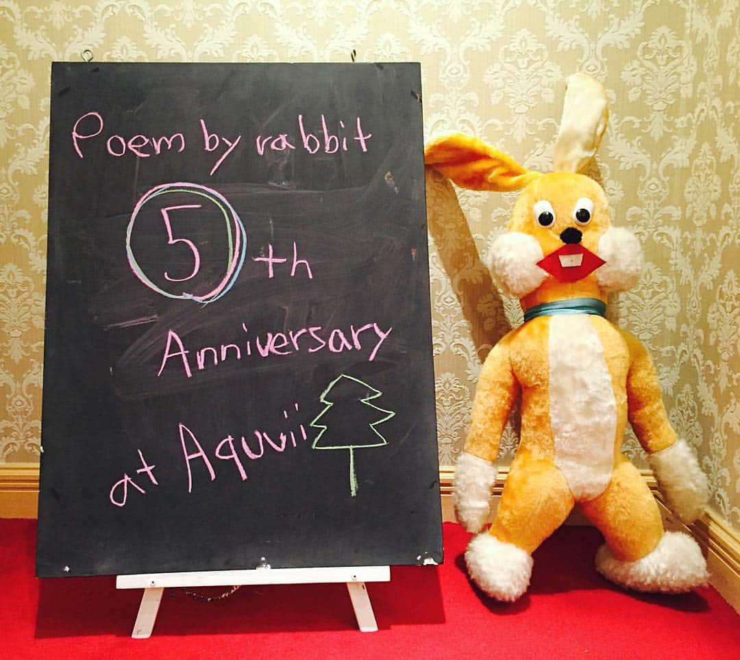 代官山Aquviiのインスタグラム：「【OfTEN Gallery Exhibition@Aquvii代官山 】 "poem by rabbit exhibition  5th Anniversary"  2015.12.15（THE）-12.27（SUN) ●12.18（FRI）5th Anniversary Party  19:00~23:00 ※12.18のみ延長営業致します。 ●Aquvii　東京都渋谷区代官山町２−５ 　03−3462−5044 12:00-20:00 shop-info@aquvii.com 「GIFT」をテーマにオリジナルソックスを展開する "poem by rabbit"の５周年を記念して,代官山Aquviiにて スペシャルな展示販売を開催します。 クリスマスギフトに向けたアーカイブ商品に加え、新作も発売！  AquviiとのコラボSOXも展開するpoem byrabbitとAquviiから あなたに「Xmas Gift」をご提案します。 【poem by rabbit】 デザイナー鈴木恵太によるソックスブランド。 “相手に与えた喜びは自分の元へかえってくる。 受け取った人たちが幸せになれるような そんなギフトをこれからも作り続けていきます。” HP:http://poembyrabbit.com Mail:info@poembyrabbit #Aquvii#gift#daikanyama#poembyranbite」