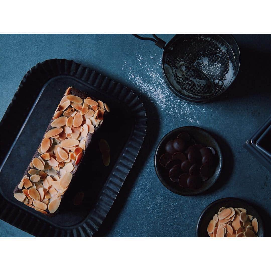 Rola's Kitchenのインスタグラム：「Rich tasting melting Gateau Chocolate❤️ 明日からOnline限定で発売するよ😍☕️ #Rolassweetsfactory」