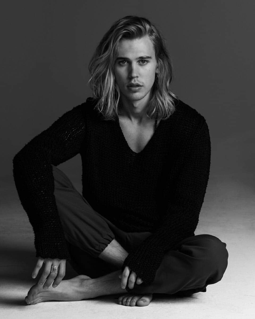 オースティン・バトラーのインスタグラム：「| @justjared @justincampbellphotography」