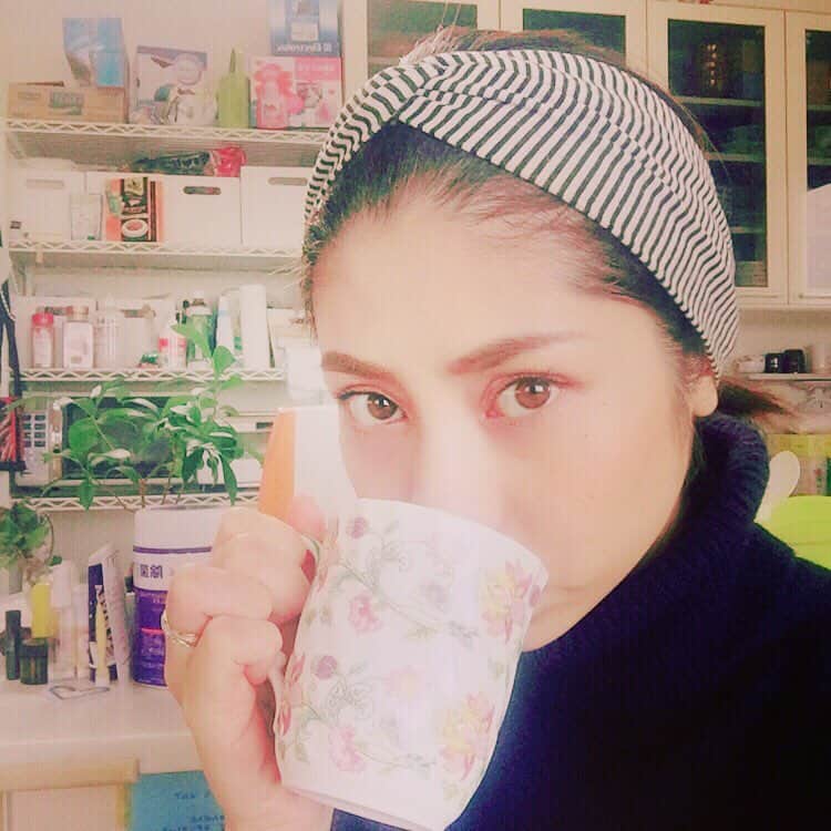 齋藤美波のインスタグラム：「そういえば昨日2〜3週間！？ぶりに お化粧したヽ(；▽；)ノ だから自撮りしてみたり。笑 #化粧の仕方忘れたよ #逆に化粧してる方が違和感 マツエクつけてないからマスカラ面倒くさいw マツエクつけたいです😩 ・ 年々化粧薄くなるよね〜 最近友達に#スッピンおばさんになった  と言われた。笑 悲しい現実ww ・ #me  #makeup #forgot #natural #best #ナチュラルメイク  #男顔 #もろパパ似」