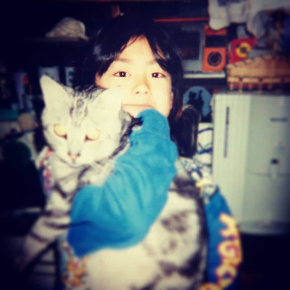 悠斗イリヤさんのインスタグラム写真 - (悠斗イリヤInstagram)「11歳の頃… 先代ネコとわたし。 #ネコが大きいのか #わたしが小さいのか #両方か？」12月16日 22時52分 - juri_hirayu