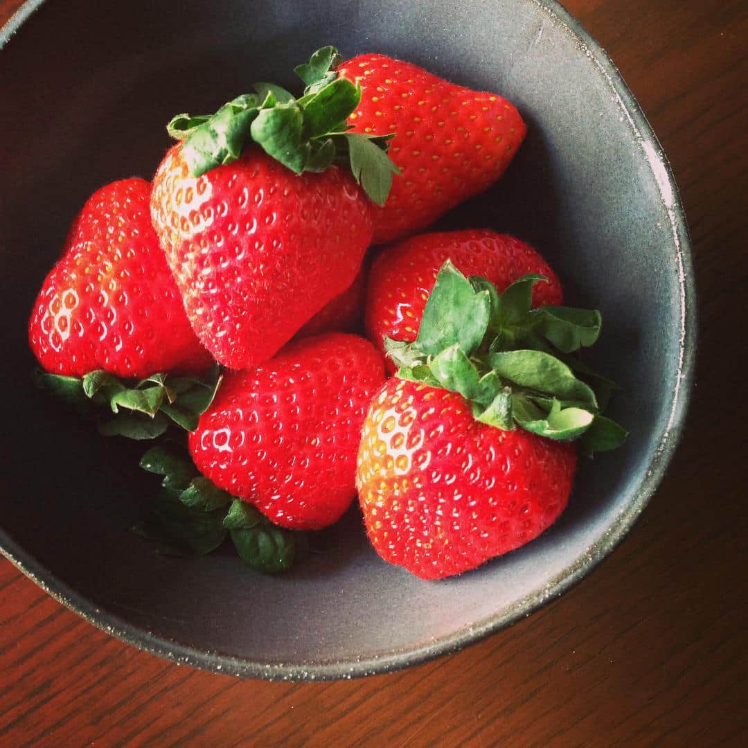 志摩有子さんのインスタグラム写真 - (志摩有子Instagram)「GM。12月も半ばを過ぎると苺がたくさん出回るように。苺って見ているだけで幸せになる。大粒で甘い苺を頂いたのでたっぷり🍓。 #GM #朝フルーツ #苺 #いちご #ストロベリー #N君ありがとう #自分で作った器」12月17日 8時17分 - ariko418