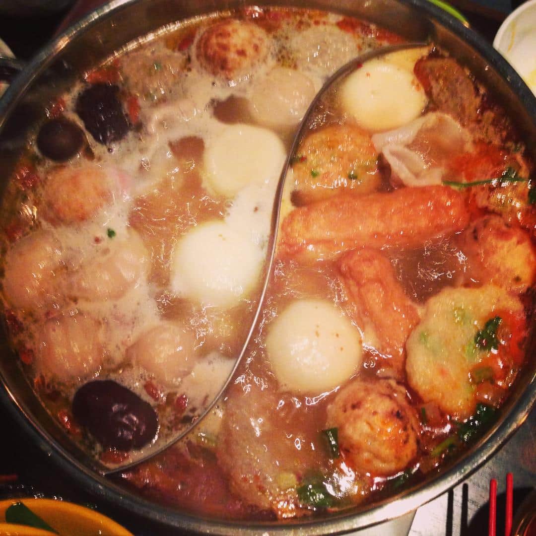 志摩有子さんのインスタグラム写真 - (志摩有子Instagram)「スープはコク＆さっぱりのハーブとピリ辛のマーラーをセレクト。がっついて茶色の具ばかりを入れる。落ち着いたので、このあとレタス、ケール、豆苗、パクチーなど野菜たっぷりの構成にシフト。 #hotpot_love  #火鍋 #野菜たっぷり #食べ放題 #腹ぱん」12月17日 21時22分 - ariko418