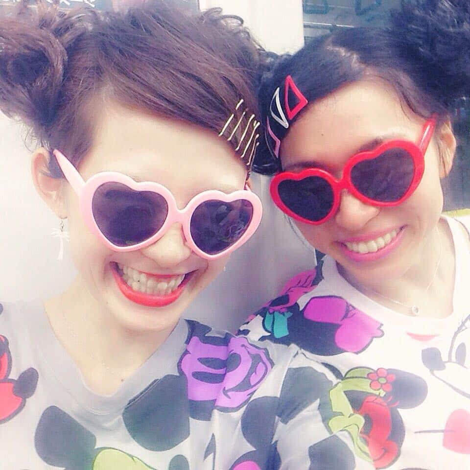 平山奈美のインスタグラム：「涙の意味を分かってくれる、 大事な強い味方が私にはいました。  #友達#おそろ#おそろコーデ#ミッキー#ミニー#ペアルック#ディズニー#ツインテール#サングラス#いろち#ヘアアレンジ#赤リップ#笑顔#新鍋理沙 今週末から#天皇杯 です。応援よろしくね。#friend#smile#hairarrange#twin#twins#pairlook#mickeymouse#minniemouse#disneyland#lip#sunglasses#love」