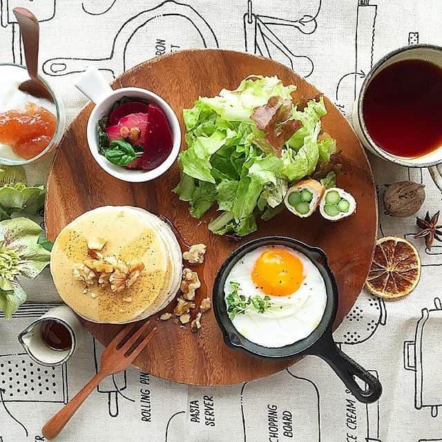 kaumo_kitchenのインスタグラム：「#kaumo ハッシュタグ「#kaumo」ファッション・コスメ・キッズ・インテリア・料理の様々なジャンルの投稿を募集しています。 KAUMOでは"人とモノをつなぐ。"をテーマに投稿をシェアしています。  photo by@kanachael.s Dec.16.2015 ＊朝ごパン  #朝食 #朝ごはん #breakfast #ワンプレート #パンケーキ #パンケーキタワー #クルミ #九州パンケーキ #バターミルク #メープルシロップ #目玉焼き #サラダ #ビーツとスモークサーモンのサラダ #アスパラの肉巻 #暮らし#生活 #彩り #食 #栄養 #健康 #バランス #主婦 #専業主婦 #お家ごはん #お家カフェ #ミニスキレット #新潟 #kaumo  スモークサーモンを入れるタイミングをミスって、 全てビーツ色に染まってしまった。もはやどれがスモークサーモンなのか分からない。せっかくのスモークサーモンの綺麗なオレンジが台無し。オーノー。」