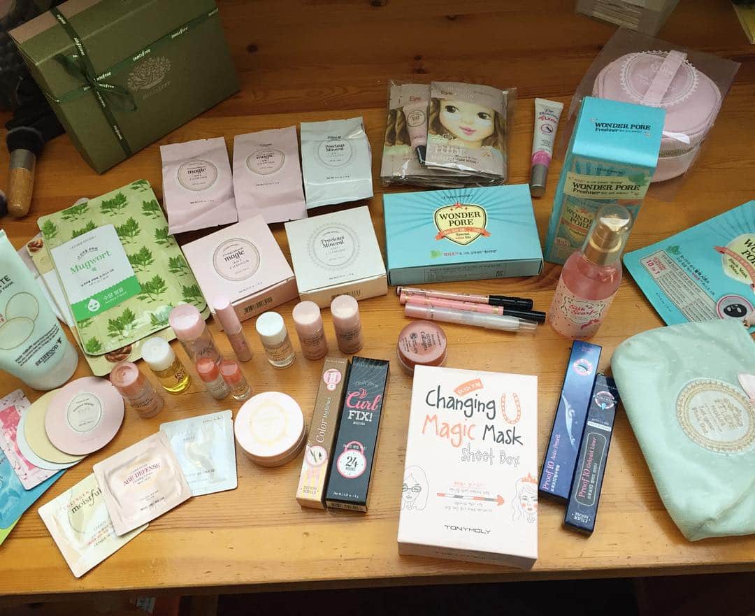Ella Freyaのインスタグラム：「Amount of beauty products brought back from Singapore is getting out of hand 😄 ok it's not, we can't get enough @saskiax7 @erzsijohanna #etudehousesg #imnisfree #imnisfreesg #singapore #sg」